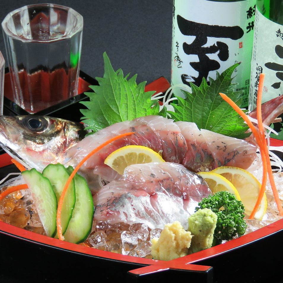 新潟の魅力が一皿に凝縮された佐渡沖鮮魚お造り盛。のど黒もあり