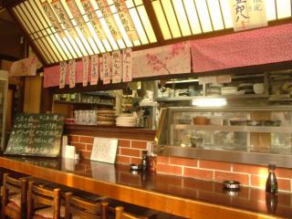 カウンター席で会話を楽しむ方も