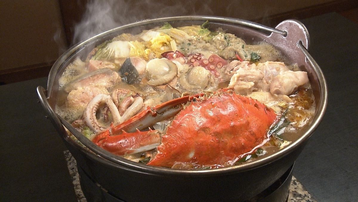 ☆Very popular! Our proud Hokkaido hotpot, a spicy soup generously filled with seafood☆