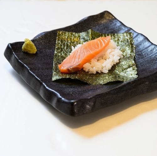 Bite-sized hand roll salmon