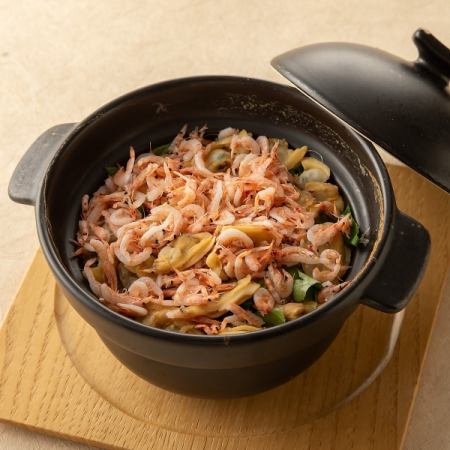 釜茹で桜海老とあさりの土鍋ごはん