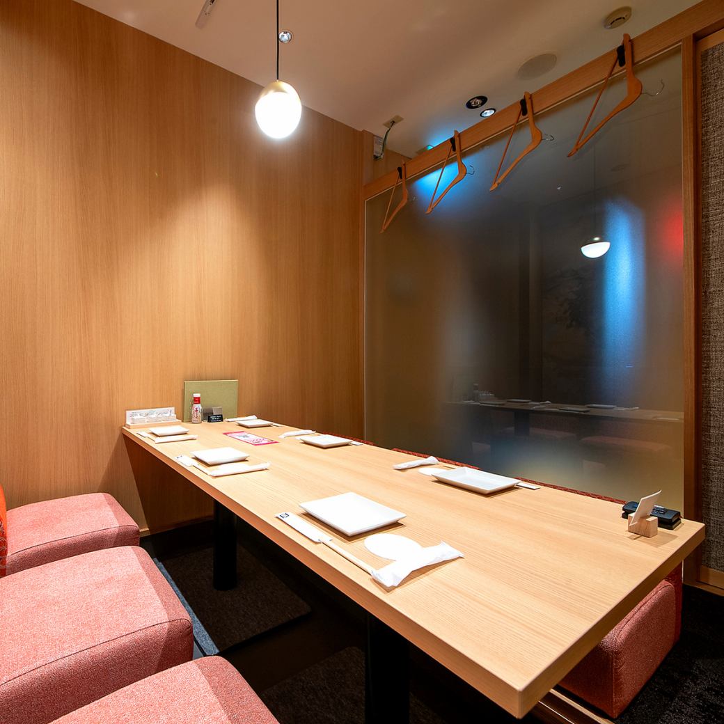 照明を落としスタイリッシュな大人の雰囲気の空間を満喫！！