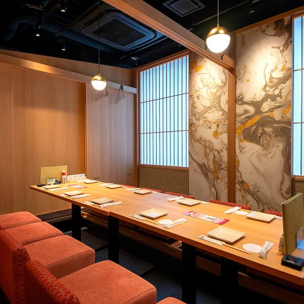 【隠れ家空間でお出迎え★】 こだわりは料理や店内だけじゃありません！完全個室にてお客様をおもてなしいたします。古都にタイムスリップした気分を味わって頂ける雰囲気作りを演出。くつろぎ個室では、ゆったりとした楽しいひと時をお過ごしください☆