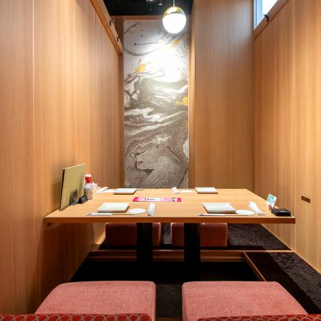 静かで寛げる完全個室。仲間内の飲み会や会社宴会、ご接待などシーンに合わせてお部屋をご用意致します。ご希望のお部屋がありましたらご予約時にお伝え下さいませ。熊本での宴会・飲み会・女子会・合コン・接待などあらゆるシーンでご利用下さいませ！