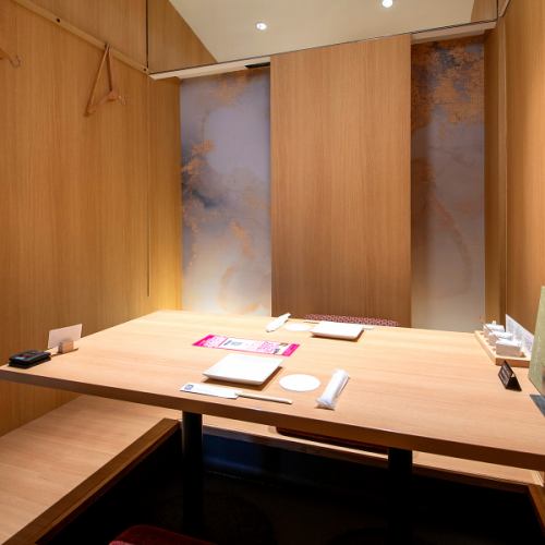 【古都・京の雰囲気】 落ち着いた上質個室空間を完備！