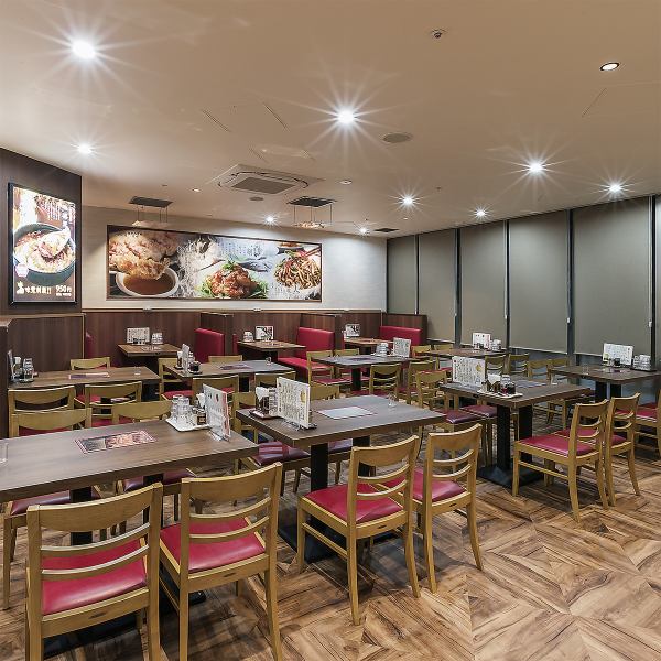【駅からスグ！】開放的な店内にはゆったりとしたテーブル席を用意しており、ごゆっくりおくつろぎいただけます！ランチにもディナーにも、家族や友人とのお食事、ビジネスランチにも最適な空間です♪幅広いシーンでお使いいただけます★