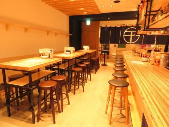 The spacious counter seats also encourage conversations with staff! The casual high table can be booked Let's make a noise with your friends with your favorite dishes and drinks!