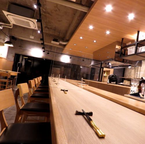 The modern Japanese interior has a calm atmosphere, perfect for dates and anniversaries.One person is also very welcome.We are fully prepared for corona measures, so please enjoy your food and drink safely.