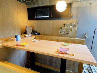 【新設】入口附近新設桌位。您可以在乾淨的寬敞桌子上享用它。