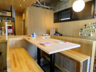 You can enjoy the live feeling at the table seats near the kitchen.The plate is also stylish and cute pottery use ♪