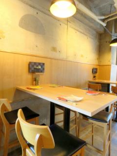 Equipped with a spacious table for four! Perfect for a private drinking party♪