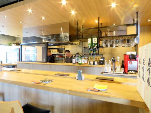 At the dining counter, you can enjoy watching the food being prepared and chatting with the owner.For dates and various meals ♪
