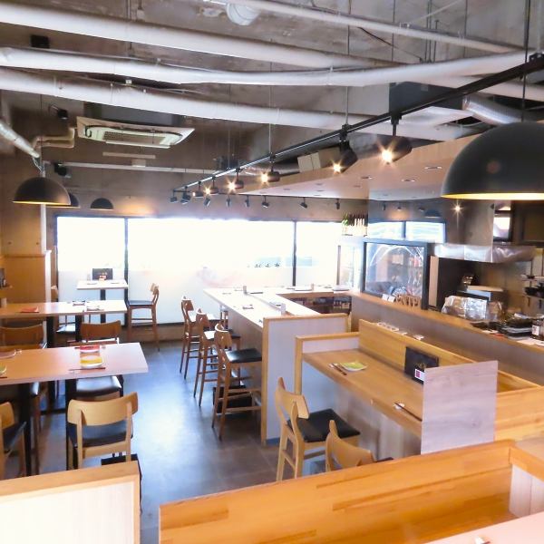 上乃裏に佇む隠れ家的雰囲気が最高の店内。お一人様でのご利用はもちろん、記念日や誕生日、接待などにおススメ◎雰囲気抜群のカウンター席は大切な時を彩ります。デートや記念日、誕生日など大切なシーンに◎また当店の炭は和歌山県紀州の最高級備長炭を使用するこだわっりぷり！