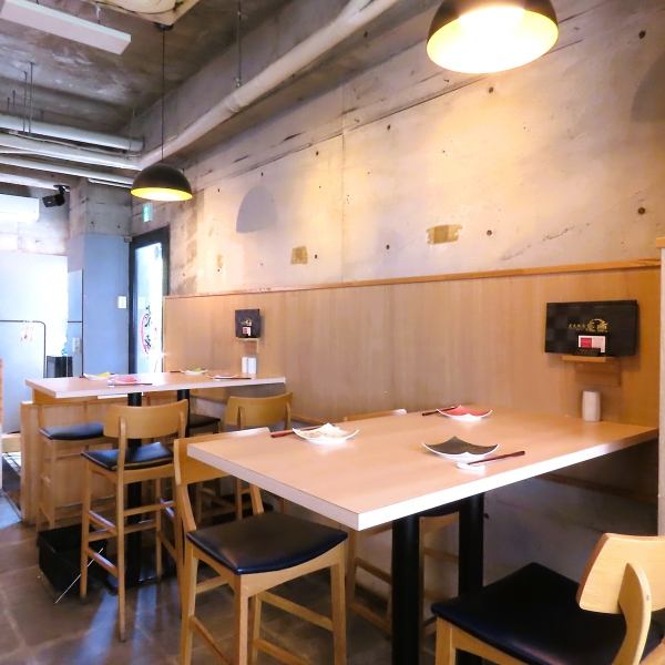 最大4名までの利用が可能のテーブル席もご用意！大人女子会や仕事帰りのサク飲みなど落ち着いた雰囲気で本格焼鳥と日本酒・ワインをご堪能下さい。