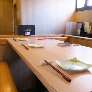 キッチン近くのテーブル席はライブ感をお楽しみいただけます。お皿もお洒落で可愛い陶器使用♪