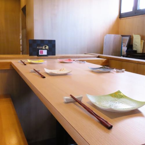 キッチン近くのテーブル席はライブ感をお楽しみいただけます。お皿もお洒落で可愛い陶器使用♪
