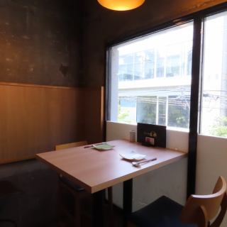 窓側のテーブル席は、夜景も見えて雰囲気抜群♪記念日デートや女子会に♪