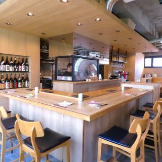 ゆっくりお寛ぎ頂けるカウンター席をご用意。店主がお客様のペースに合わせて焼き鳥をご提供致します。お一人様でのご利用はもちろん、接待や記念日など大切なシーンに◎