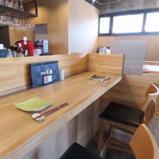 和のモダンな店内は落ち着いた雰囲気はデートや記念日にぴったり。お一人様も大歓迎。こだわりの備長炭で焼き上げるライブ感をお楽しみいただけます！