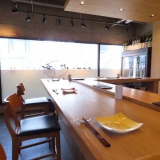ゆっくりお寛ぎ頂けるカウンター席をご用意。店主がお客様のペースに合わせて焼き鳥をご提供致します。お一人様でのご利用はもちろん、接待や記念日など大切なシーンに◎厳選した日本酒、ワインとの相性も抜群。