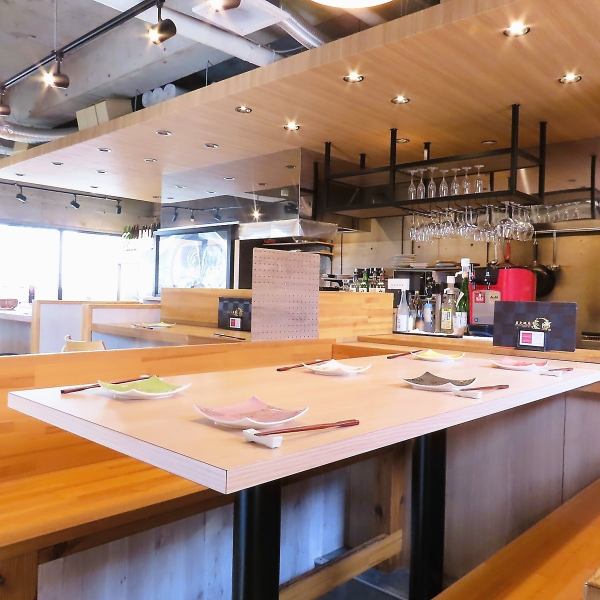 上乃裏通りにオープンした《炭火焼鳥 炎帝》和のモダンな雰囲気が自慢の店内はお一人様でのご来店も、皆様での宴会や女子会など様々な利用シーンでの愉しいひと時をご提供いたします！