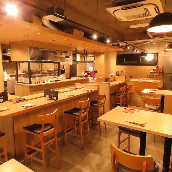 上乃裏に佇む隠れ家的雰囲気が最高の店内。お一人様でのご利用はもちろん、記念日や誕生日、各種宴会などにおススメ◎雰囲気抜群のカウンター席は大切な時を彩ります。また当店の炭は和歌山県紀州の最高級備長炭を使用するこだわっりぷり！