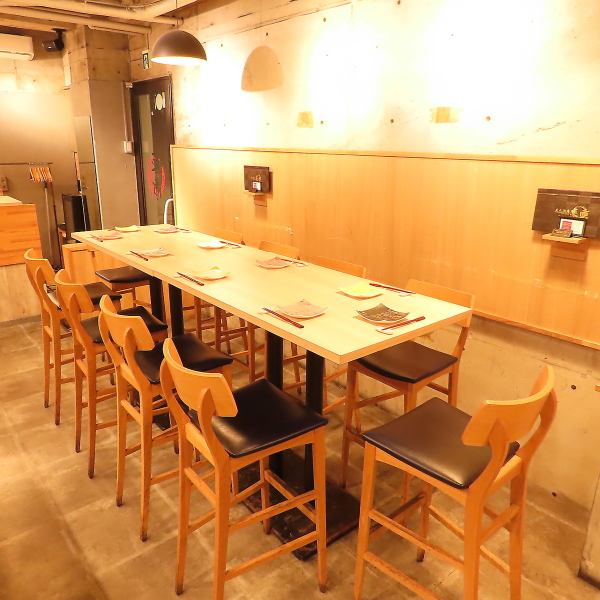 最大10名までの利用が可能のテーブル席もご用意！各種宴会や仕事帰りのサク飲みなど落ち着いた雰囲気で本格焼鳥と日本酒・ワインをご堪能下さい。飲み放題付きのコースは種類が豊富な焼酎をご準備いたせておりますので是非お楽しみください！