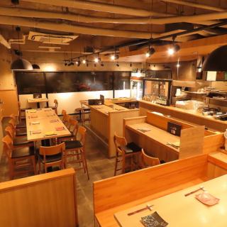 キッチン近くのテーブル席はライブ感をお楽しみいただけます。お皿もお洒落で可愛い陶器使用♪