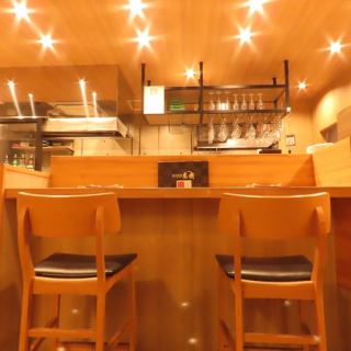 ゆっくりお寛ぎ頂けるカウンター席をご用意。店主がお客様のペースに合わせて焼き鳥をご提供致します。お一人様でのご利用はもちろん、接待や記念日など大切なシーンに◎厳選した日本酒、ワインとの相性も抜群。