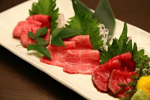 [Assortment of three beef sashimi, low temperature cooked shoulder triangle, beef tongue, mino]