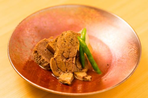 [Beef tongue stewed in Japanese-style soup]