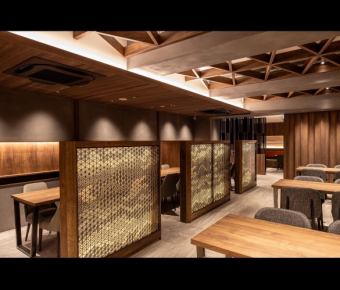 The semi-private rooms with partitions made of kumiko wood can accommodate 2 to 6 people and provide a comfortable space to relax.