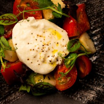 Caprese with three kinds of tomatoes and perilla leaves