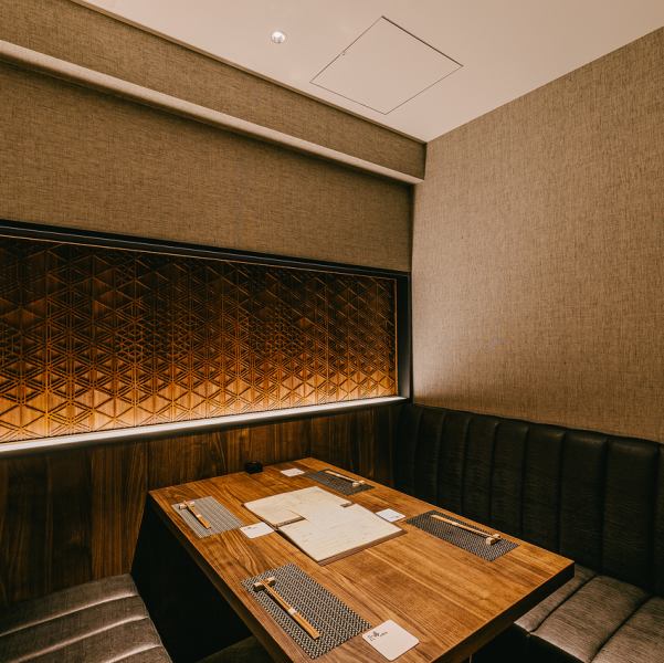 The completely private rooms can accommodate 2 to 10 people for business meetings, anniversaries, family celebrations, etc.