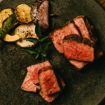 [Saturday Lunch] Comparison of carefully selected Japanese black beef red meat and sirloin steaks