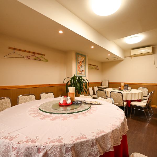 広々とした店内には、中華料理の醍醐味である円卓を多数ご用意しております。4名様用が5卓、さらに2名様・9名様・10名様用と、人数に合わせたお席へご案内が可能です♪ご家族での団らんや、お仲間との少人数宴会にも最適。くるくると回る円卓を囲めば、自然と会話も弾むこと間違いなしです◎