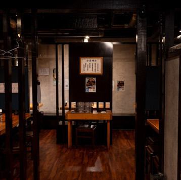 【こころゆくままに♪】当店は広々とした空間で、間接照明の照度も少し抑えめにした、とても落ち着いた雰囲気となっております。自慢の焼肉を心ゆくままに食していただきたいという当店の想いになります。美味しいものを食べるときは、一緒に食べる相手ももちろん大切ですが、食べる場所も大切だと考えております。