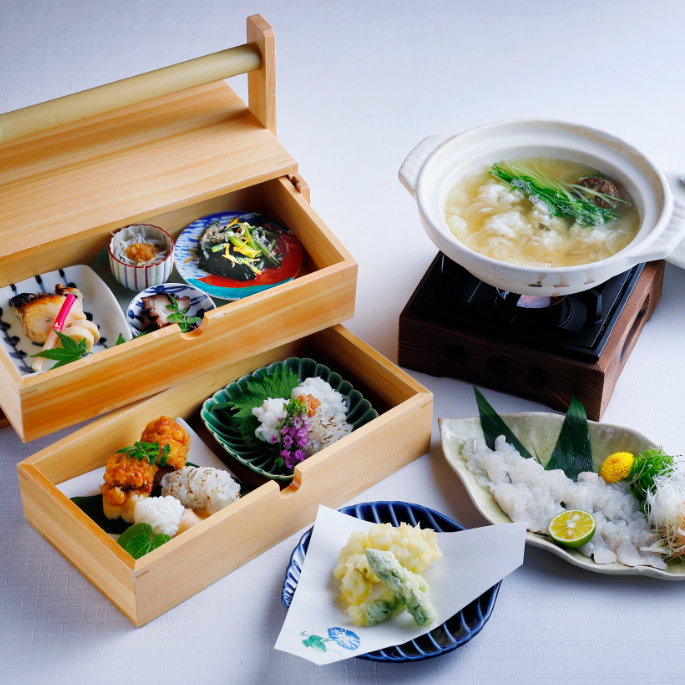 You can enjoy Japanese food made from Awaji Island using seasonal ingredients with an ocean view.
