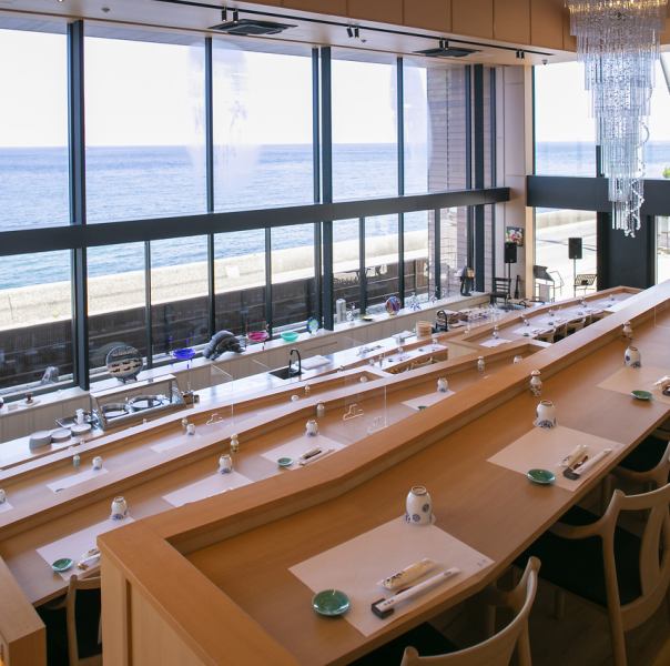 Table seats that can seat up to 40 people! In the evening, you can spend a luxurious time in a spectacular location that has been selected as one of the 100 best sunsets while watching the blue sea of Awaji Island ♪ Wheelchair customers also in advance If you contact us, we will prepare a seat.