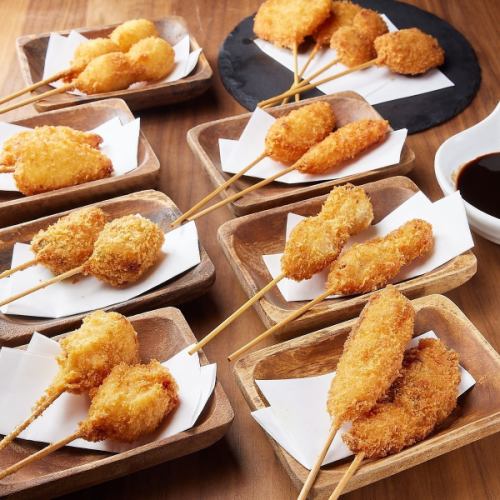 [Kushikatsu also] You can also enjoy Osaka's specialty "Kushikatsu"! It is slowly fried in a healthy oil that won't make your stomach feel heavy!