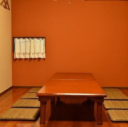 【小上がりの板張り座敷を完備】少人数グループでのご利用に最適なお座敷もご用意しております！和の情緒あふれる温かみのある空間は、ご観光でお越しの方やご家族とのディナーでのご利用にぴったり◎厳選の日本酒や焼酎を腰を据えて飲みたい方にもおすすめ！