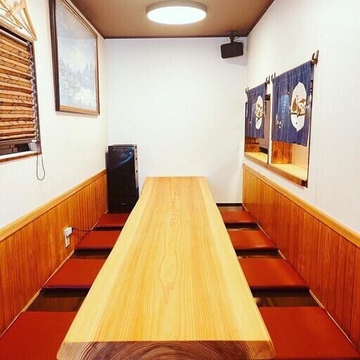 【ゆったり寛げる掘りごたつ席】足を伸ばしてリラックスできる掘りごたつ席は、世代を問わず人気のあるお席！プライベート感もあり、料理も会話も楽しめる空間です◎店主が照明や一枚板テーブルなどインテリアにこだわった内装と伊勢志摩の多彩な料理をご堪能くださいませ！