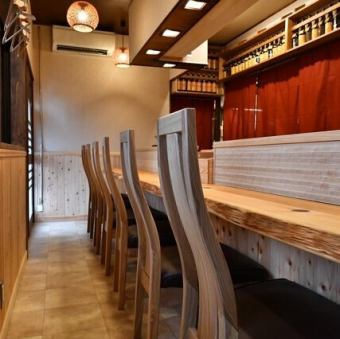 【檜の一枚板カウンター席】おひとり様での気軽な一杯やデートにおすすめのカウンター席は8席をご用意しております♪