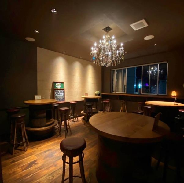 A 3-minute walk from the "Hasuikemachidori" tram stop! A hideaway dining bar on the 7th floor of the building ♪ The elevator is up to the 6th floor, so it is a hideaway structure where you can go up the stairs to the 7th floor.The casual and calm atmosphere of the store is a space where customers can enjoy various occasions such as drinking alone, dating, and a second party.