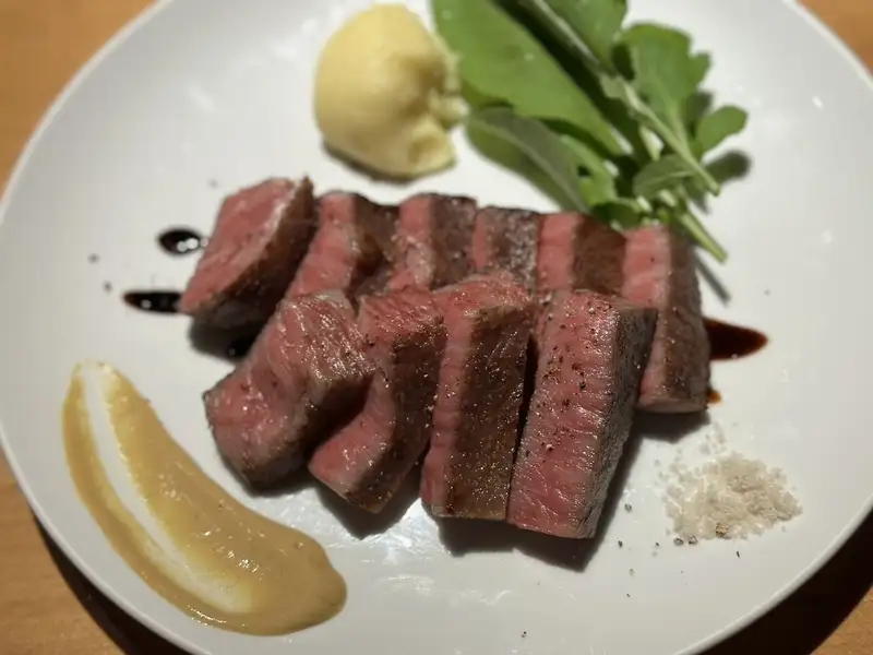 贅沢ディナーに！ジューシーな肉汁溢れる「国産牛ステーキ」は、ワインと楽しむ大人の極上逸品