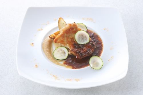 チキンのロティ　じゃがいもの香草ロティとオリーブトリュフソース