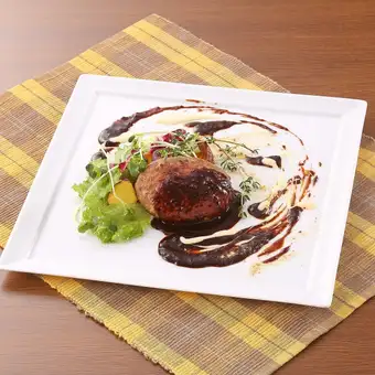 ハンバーグステーキ　秋野菜と赤ワインソース