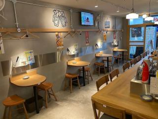 The two-person seats on the wall side are popular with women♪