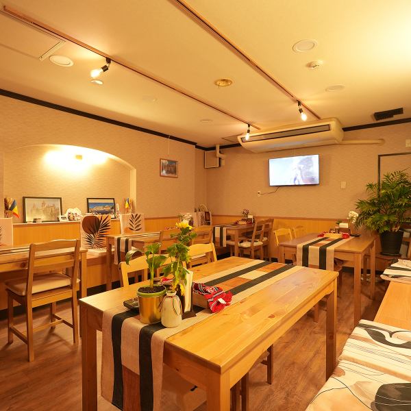 広々としたテーブル席を4名様×5卓と、お一人様やデートにも最適なカウンター席を4席ご用意しております◎宴会や会食はもちろん、ご家族やご友人との気軽なお食事にもぴったりです。こだわりの内装に囲まれた落ち着いた空間で、ワインや各国のお酒を片手に、本場ルーマニアの味をゆっくりと味わっていただけます。
