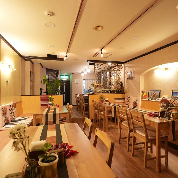 店内の内装は、本場ルーマニアの異国情緒を再現しました◎一歩足を踏み入れれば、まるで東欧の街角に迷い込んだような非日常的な雰囲気に包まれます。お仕事帰りにふらっと立ち寄って、仕入れにこだわった逸品とお酒で疲れを癒やしませんか♪本格的なルーマニア料理を囲んで、思い出に残るひとときをお過ごしください。